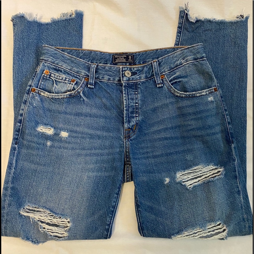 •Abercrombie &Fitch Distressed Jeans